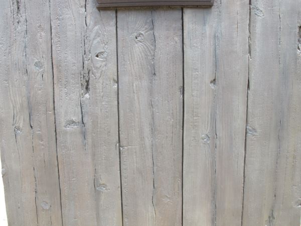 玄関先を完全オリジナル化、セメントモルタルで造る擬木、若干朽ちた枕木調の門柱・門塀事例