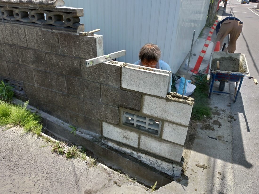 外れたブロック塀の修復 修理工事 お困りごと事例 株式会社メイク プラスター 三重県鈴鹿のスタンプコンクリート職人
