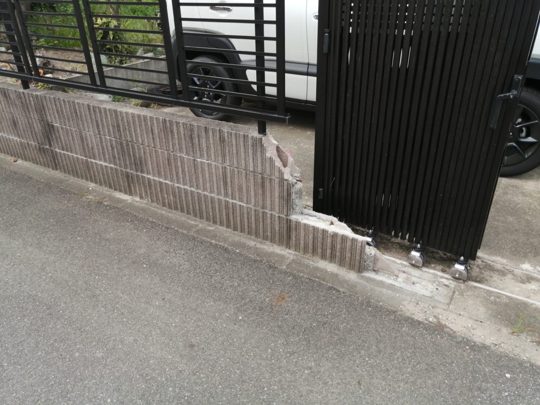 割れたタイル 破損した化粧ブロック塀 曲がってしまったアルミフェンス 修理工事事例 株式会社メイク プラスター 三重県鈴鹿のスタンプコンクリート職人