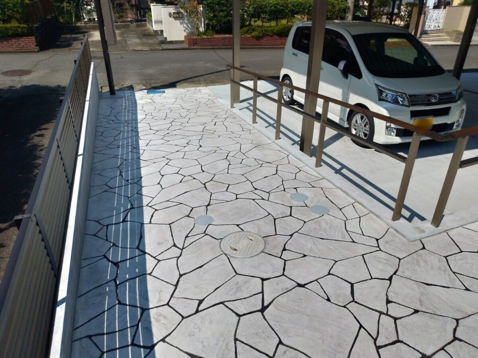 天然石を敷き詰めたような、ホワイト色の優美な玄関アプローチ