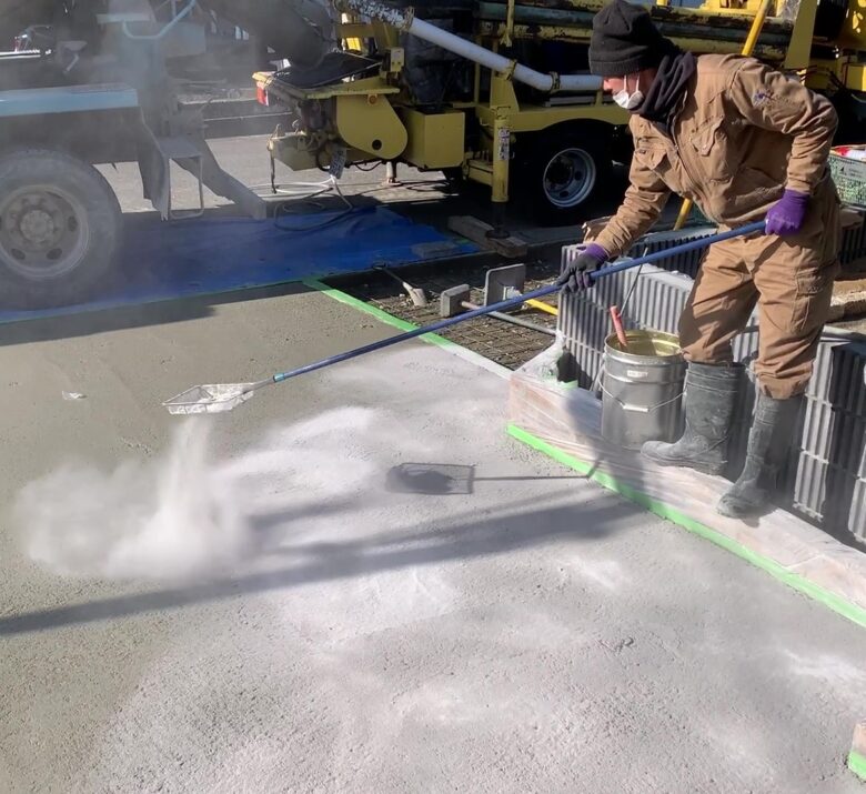 コンクリート表面に着色強化材を散布