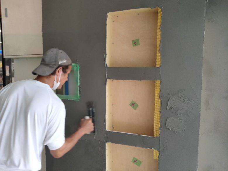 店舗内装壁の左官下地塗り