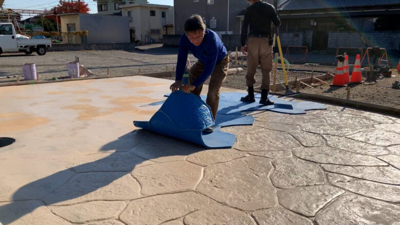 スタンプコンクリート施工中の様子