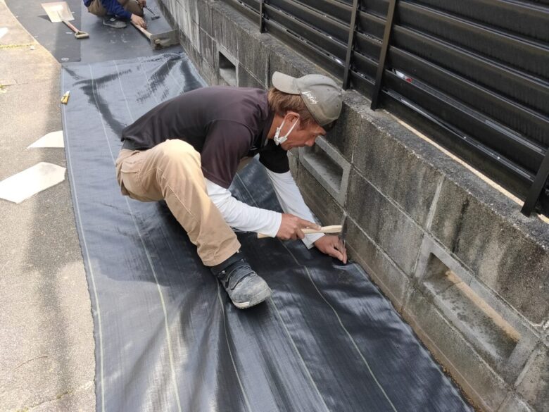 防草シートはピン止めします