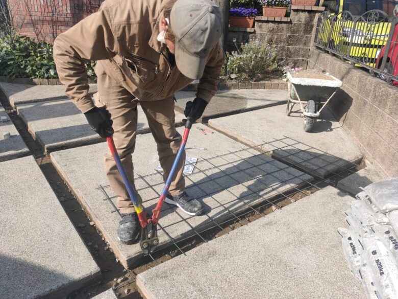 ワイヤーメッシュを敷く