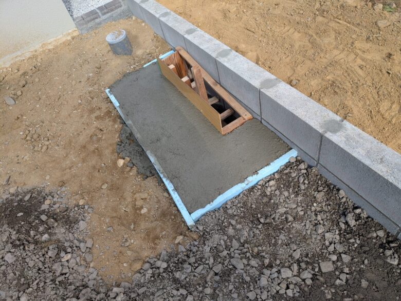 カーポート基礎周囲の転圧と整地の様子