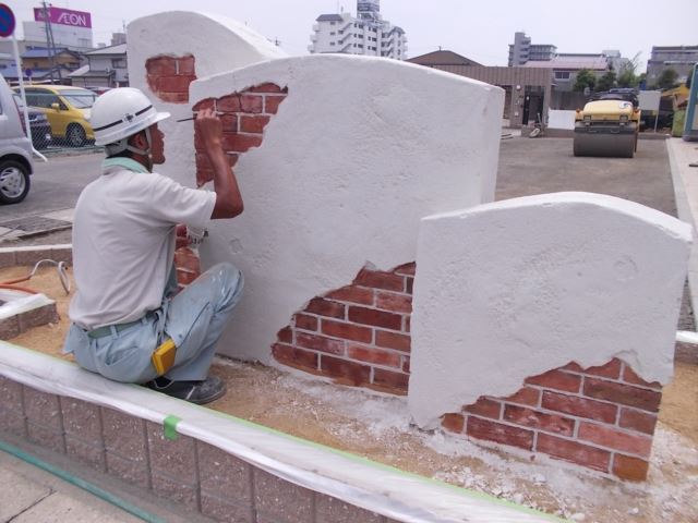 モルタル造形壁へのエイジング塗装です。