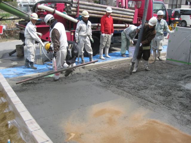 コンクリート打設の補助作業風景