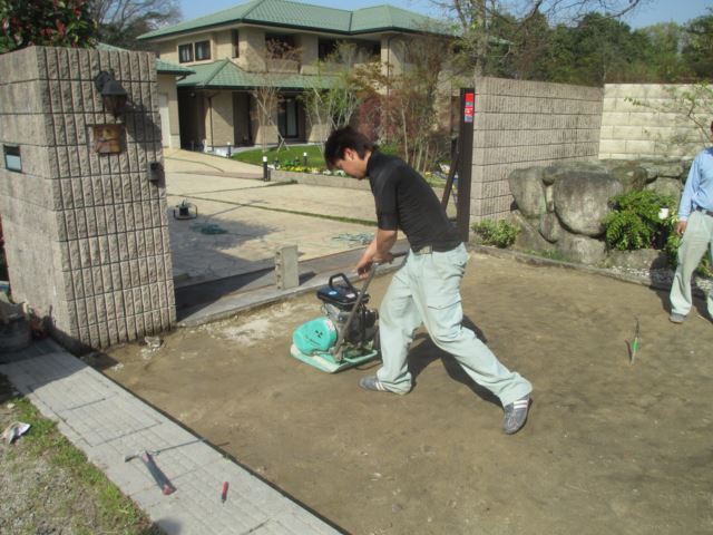 転圧機械を使用した地面締固め作業