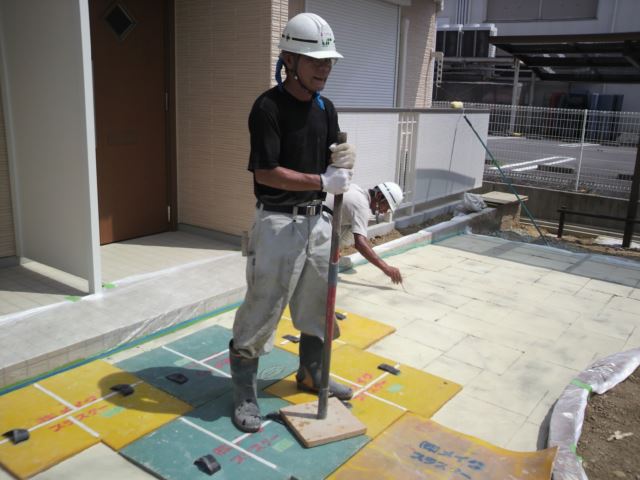 スタンプマットで模様を転写する作業