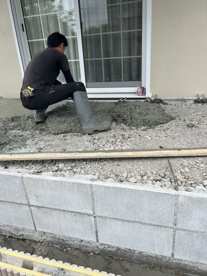 タイルデッキの頑丈な基礎工事の様子