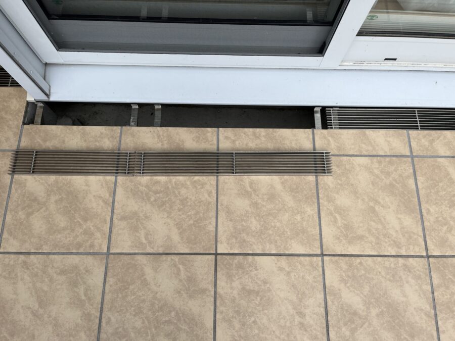 換気口の設置完了後のタイルデッキ側面