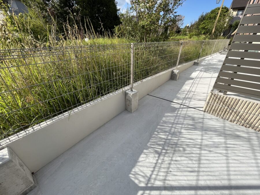 境界に設置した三協アルミのユメッシュE型フェンス