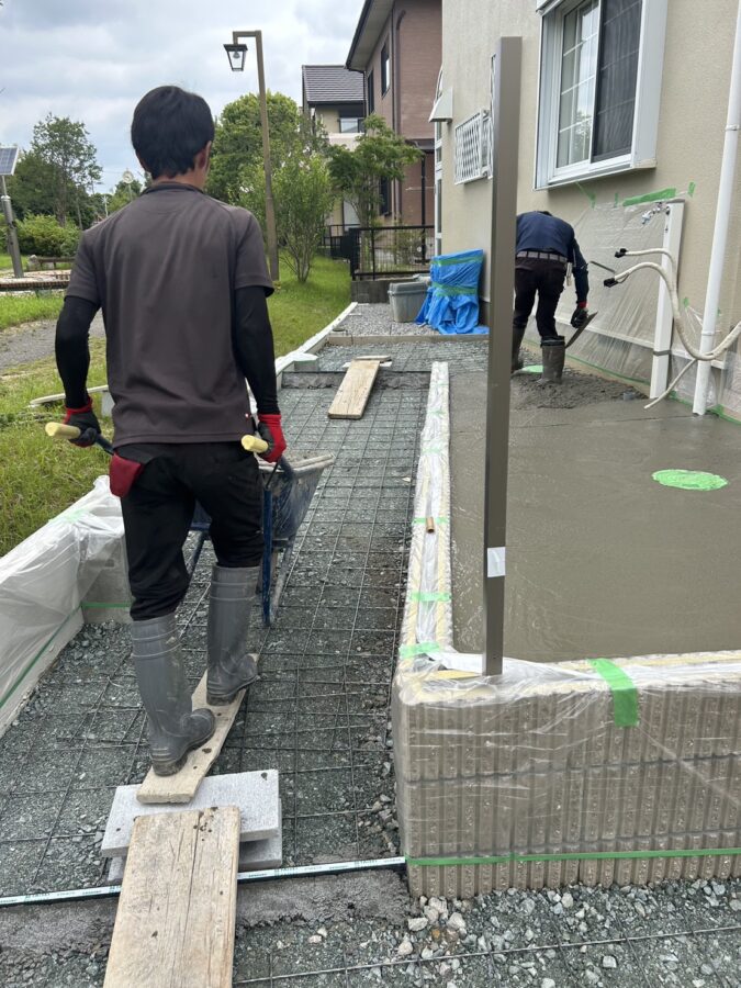 安全な動線を確保するスロープのコンクリート打設作業