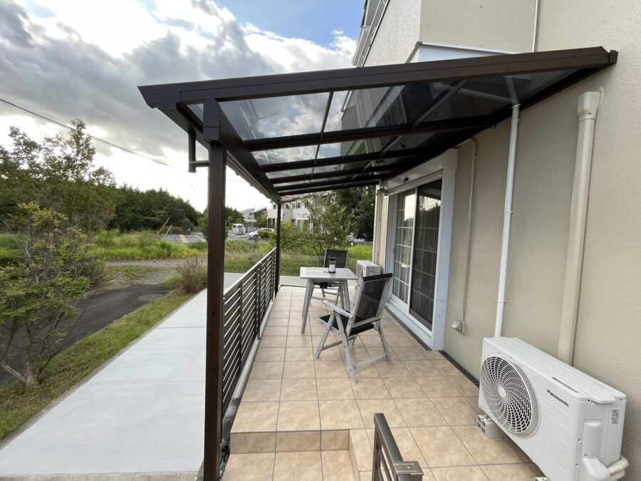 完成した広々としたタイルデッキとテラス屋根