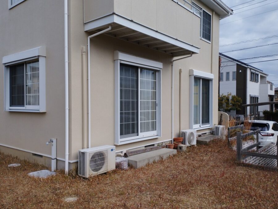 リフォーム前の朽ちたDIYフェンスと雑草の庭