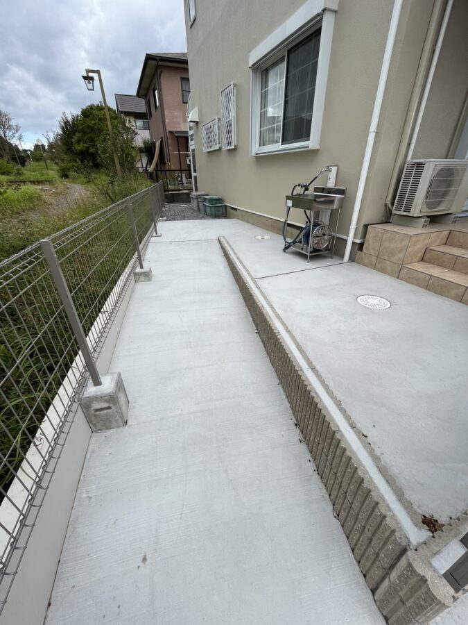 防滑仕様の刷毛引き仕上げのスロープ