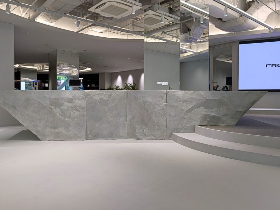 擬岩ロックワークのテーブル全景写真。空間に重厚感を与える仕上がり