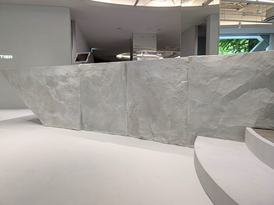 受付ロビーに設置された擬岩ロックワークの正面写真