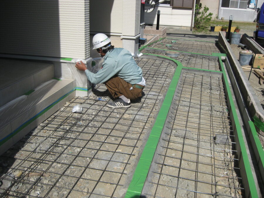 周囲を養生し、壁面や金物を保護テープとシートで覆う作業。