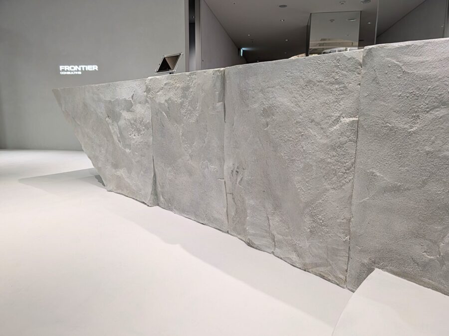 受付空間に設置された擬岩造形テーブル