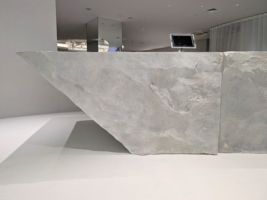 存在感を放つ擬岩造形の完成写真