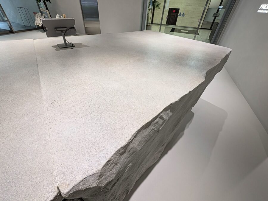 オフィスのデザインと調和した擬岩造形