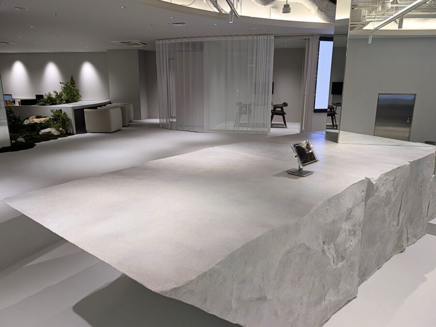 重厚感ある擬岩造形の完成写真