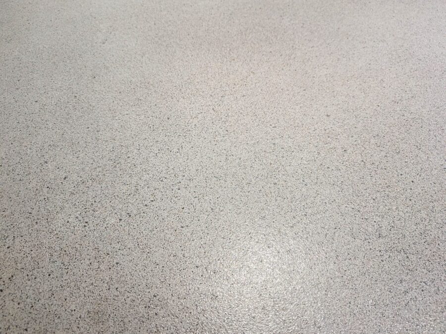 細部の質感まで再現された擬岩造形