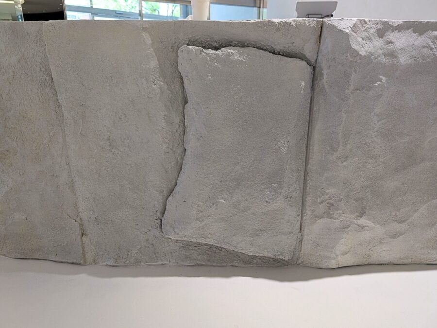 自然な風合いを表現した擬岩造形