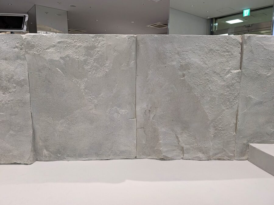 ロビー内で空間に調和する擬岩テーブル