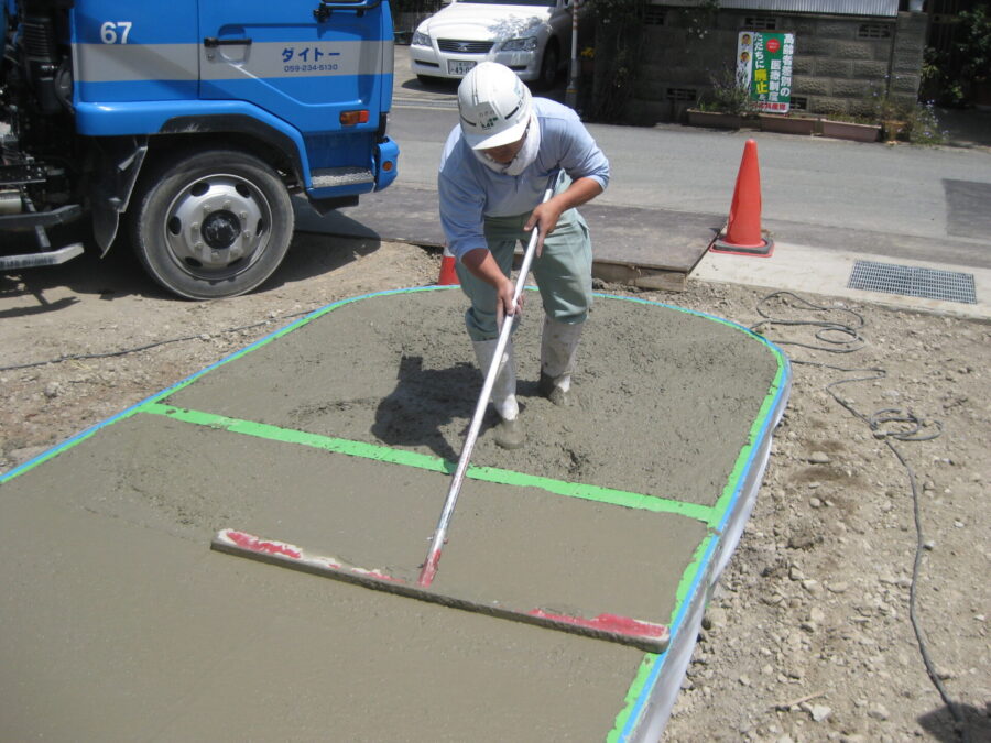 表面を均し、金鏝で平滑度を整える下地仕上げの作業。