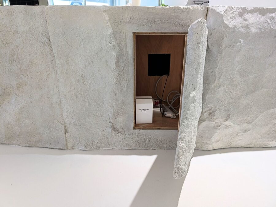 陰影と立体感が際立つ擬岩造形