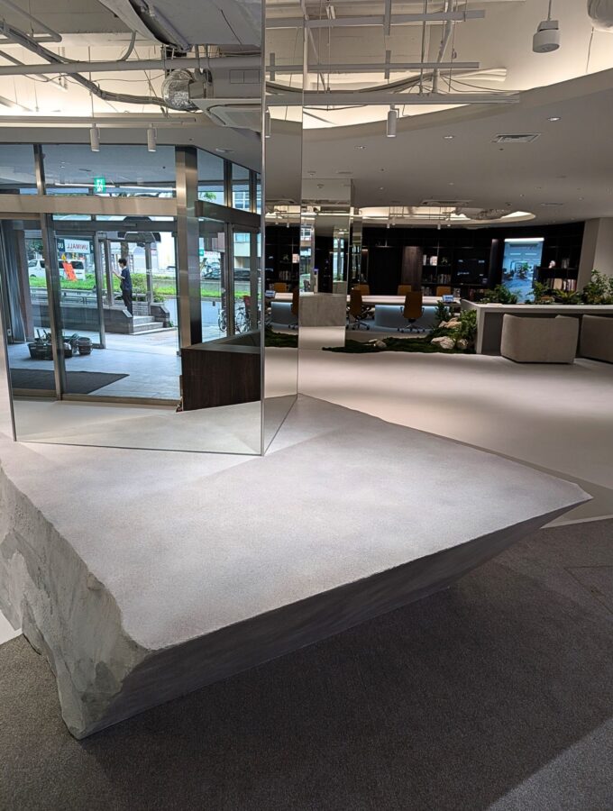 縦構図で存在感を強調した擬岩造形