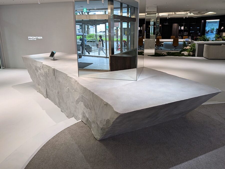 施工後の擬岩造形テーブル完成写真