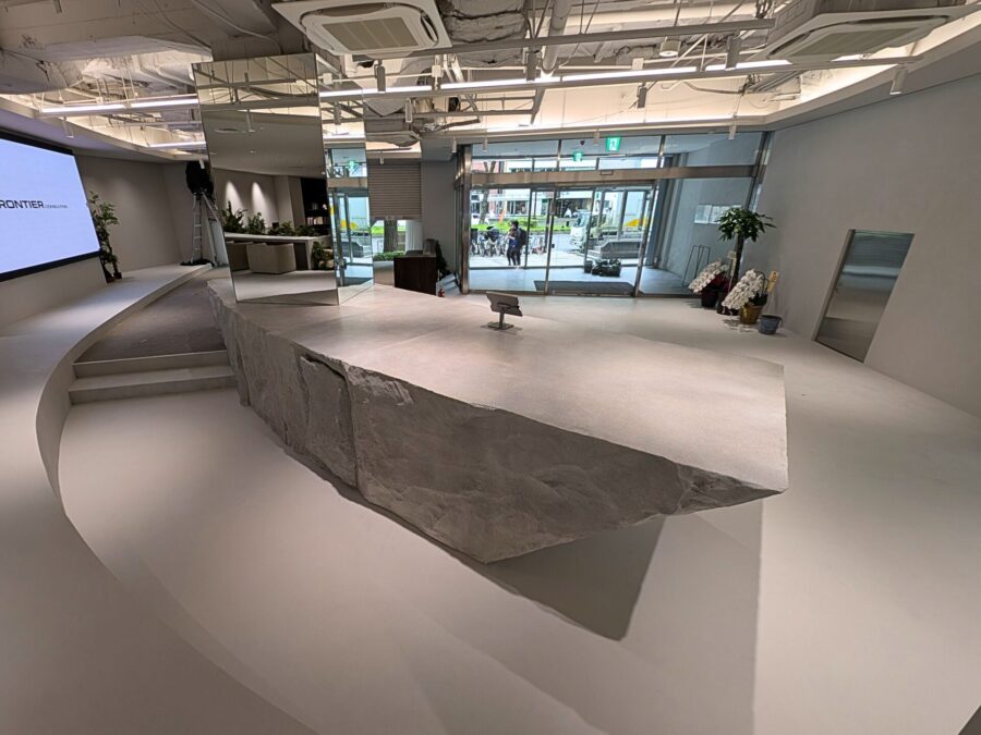 光の加減で表情が変化する擬岩造形