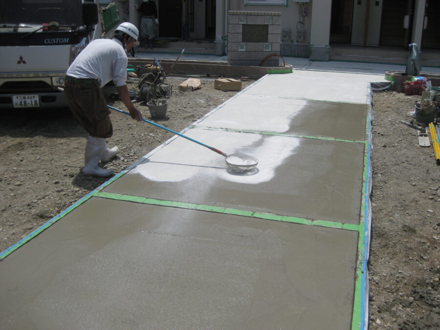 カラーハードナーを均一に散布して発色と表面強度を高める工程。