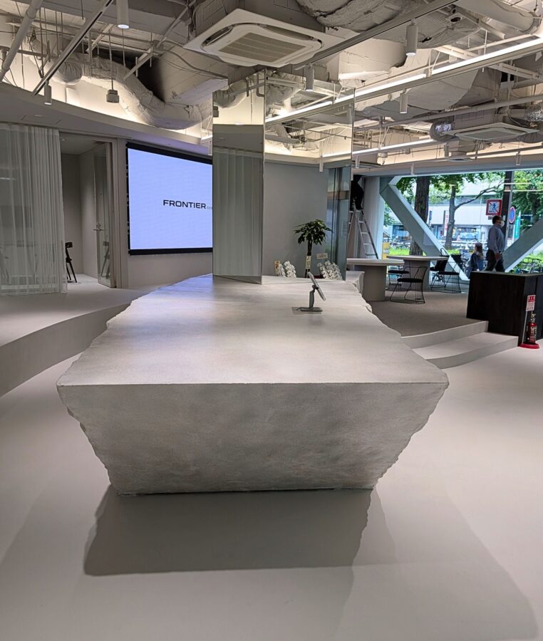 ディテールまで緻密に造形された擬岩ロックワーク