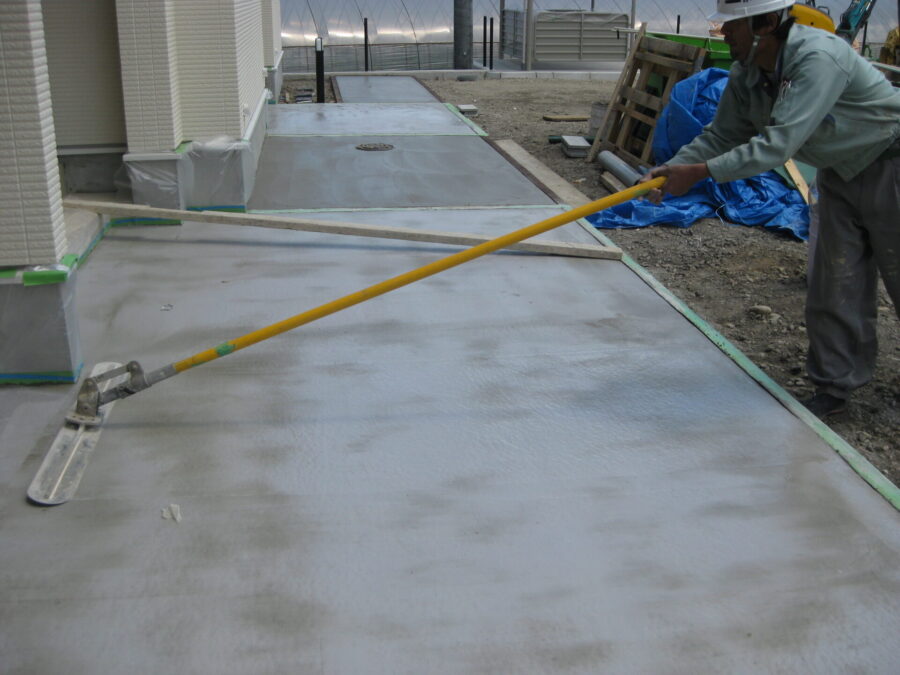 カラーハードナーを金鏝で刷り込み、表面に定着させる工程。