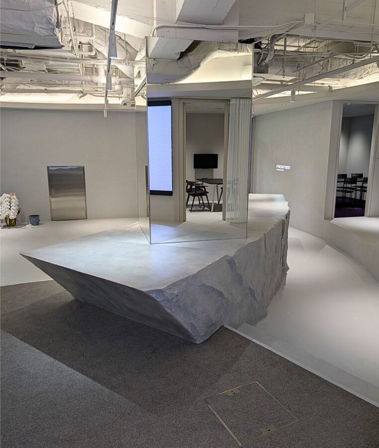 擬岩テーブルの縦構図写真。重厚感を強調した完成写真