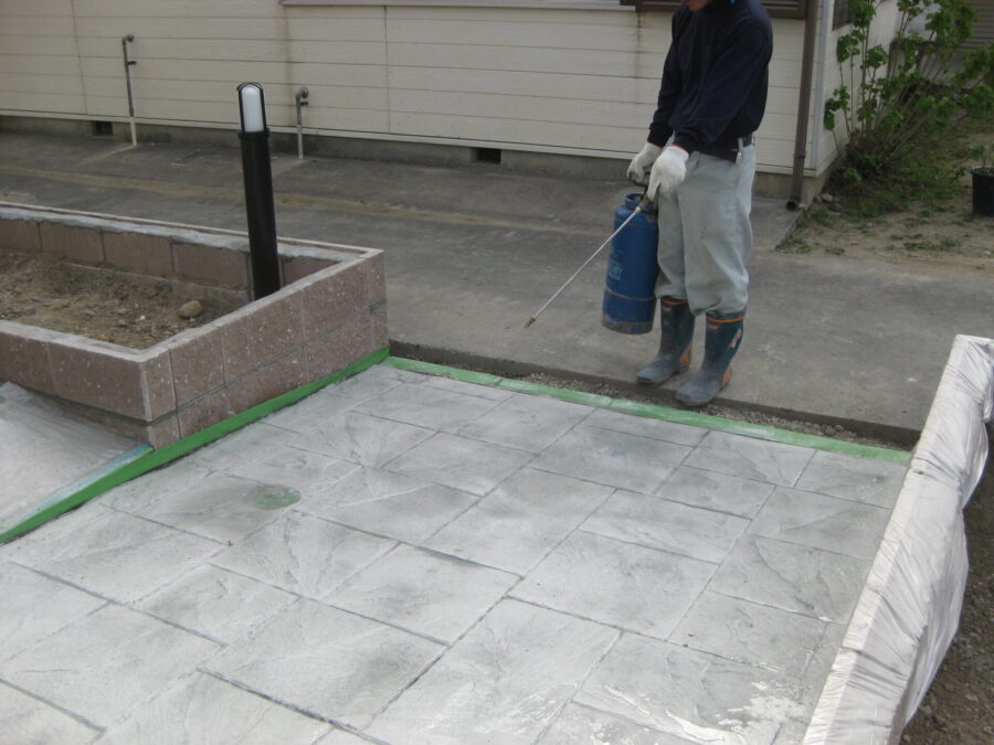 表面を洗浄して余剰粉体を落とし、模様の輪郭と陰影を整える工程。