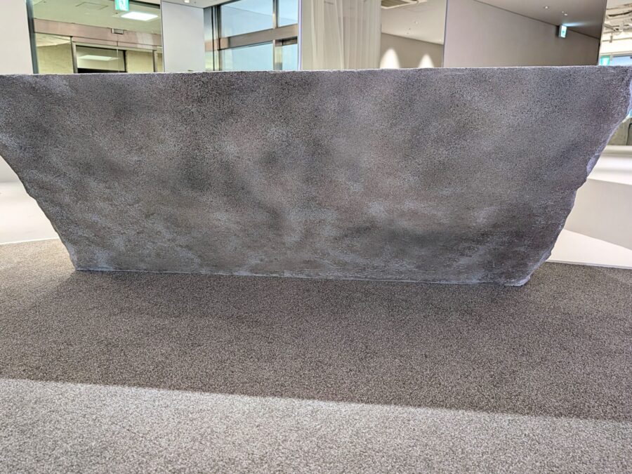 光の当たり方で表情が変化する擬岩造形