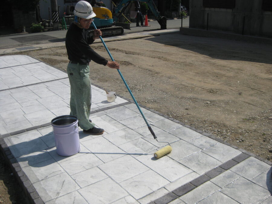 トップコートのシーラーを均一に塗布し、防汚性と耐候性を高める最終仕上げ。