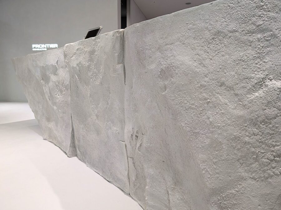 経年風合いを再現した擬岩造形
