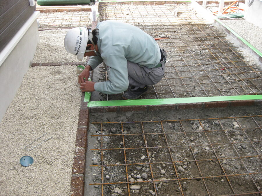 アパートのアプローチにスタンプコンクリート用の生コンを打設する様子（現場B）