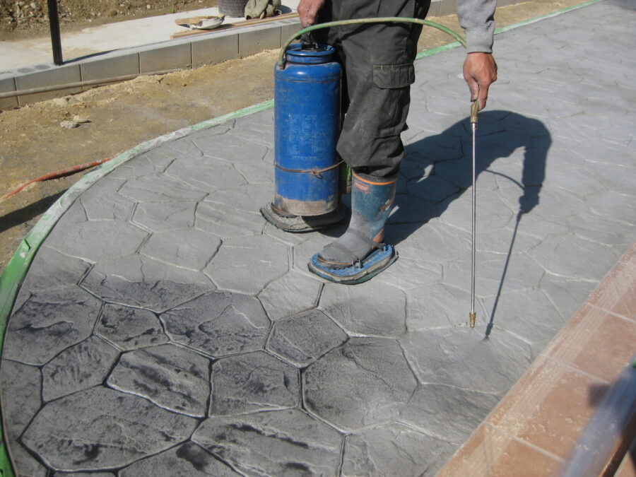 離型剤を散布し、型離れを良くして陰影の基調を整える作業（アパートアプローチ施工）