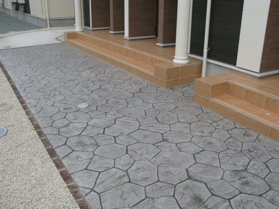 完成したアパートアプローチのスタンプコンクリート仕上がり