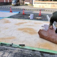 スタンプコンクリート専用マットで転写中。