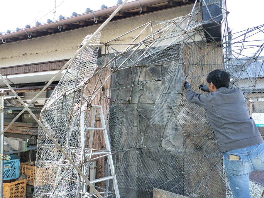 モルタル造形のディテール調整｜現場でエッジを刻む