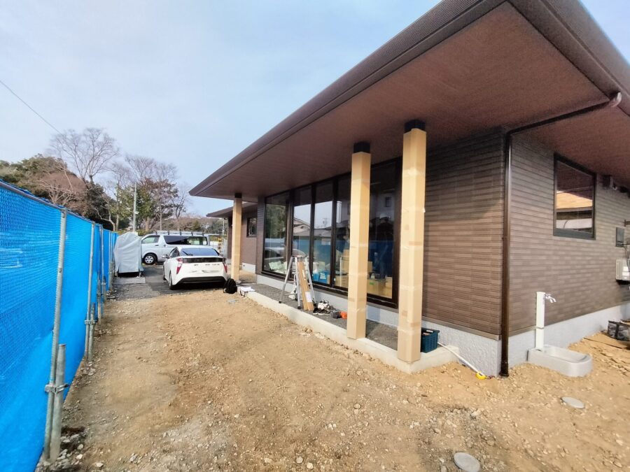 施工前の整地された庭の様子とデッキ計画予定地